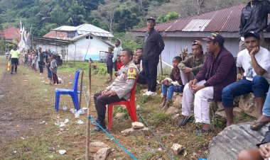 Jaga-Sportifitas,-Bhabinkamtibmas-Lakukan-Pengamanan-Pertandingan-Sepak-Bola-Turnamen-Pentekosta-Cup-II-Tahun-2025