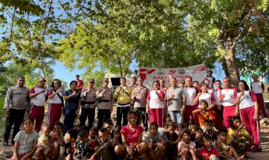 Polri-Untuk-Masyarakat:-Biro-Logistik-Polda-NTT-Salurkan-Air-Bersih-untuk-Warga-Pemulung-di-Pasir-Panjang