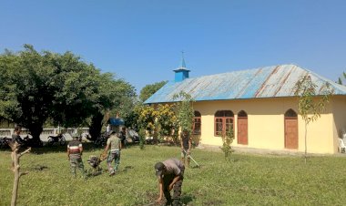 Bhabinkamtibmas-Dukung-Ketahanan-Pangan-Lewat-Kerja-Bakti-Bersama-Warga