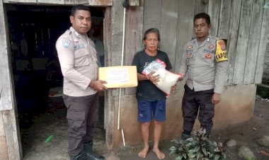 Polsek-Satarmese-Berbagi-Kasih,-Salurkan-Bansos-Kepada-Warga-Kurang-Mampu-Menjelang-Hut-Bhayangkara-Ke-79