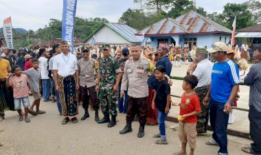 Sinergitas-bhabinkamtibmas-dan-babinsa-Pengamanan-Acara-Adat-Congko-Lokap