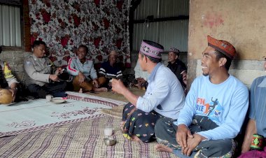 Melalui-Pendekatan-Adat,-Bhabinkamtibmas-Terus-Hadir-di-Tengah-Masyarakat