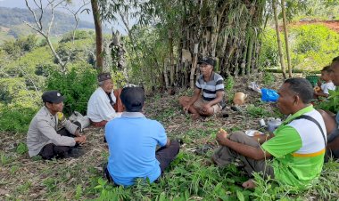 Bhabinkamtibmas-Duduk-Bersama-Petani,-Sampaikan-Pesan-Kamtibmas-dan-Ketahanan-Pangan