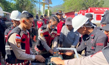 Polda-NTT-Beri-Bantuan-Dinamo-Air-dan-Perbaiki-Sumur-Demi-Penuhi-Kebutuhan-Air-Bersih-Pengungsi-Posko-Konga