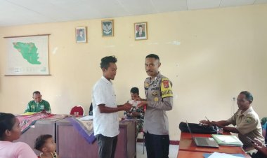 Bhabinkamtibmas-Satarmese-Barat-Memantau-Pelaksanaan-Penyaluran-BLT