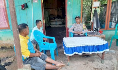 Bhabinkamtibmas-Sambangi-Warga-Di-Desa-Compang-Dari