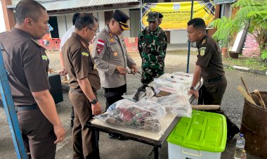 Kapolres-Manggarai-Hadiri-Pemusnahan-Barang-Bukti-di-Kejaksaan-Negeri-Manggarai.