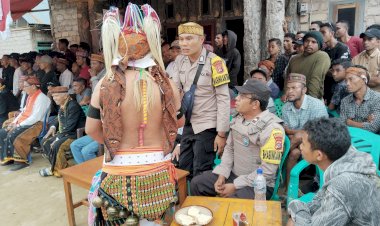 Bhabinkamtibmas-Lelak-Hadiri-dan-Amankan-Acara-Adat-“Congko-Lokap”-di-Kampung-Subu