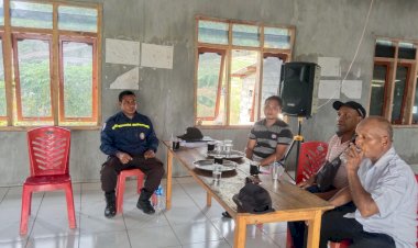 Bhabinkamtibmas-Gelar-Diskusi-Kamtibmas-Bersama-Staf-Desa-Ceka-Luju