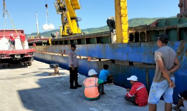 Kp3-Laut-Reo-Pengamanan-Aktifitas-Bongkar-Muat-di-Pelabuhan-Laut-Kelas-II-Reo