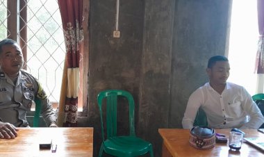 Bhabinkamtibmas-Rahong-Utara-Sambangi-Kantor-Desa-Benteng-Tubi,-Tingkatkan-Koordinasi-Dan-Edukasi-Kamtibmas