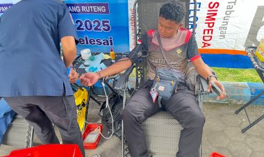 Personel-Polres-Manggarai-Ikut-Berpartisipasi-dalam-Donor-Darah-HUT-Bank-NTT-ke-63