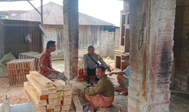 Bhabinkamtibmas-Waeri’i-Sambangi-Warga-Di-Bengkel-Kayu-Kampung-Welong,-Imbau-Dukung-Program-Pemerintah-Dan-Jaga-Kamtibmas
