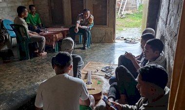 Bhabinkamtibmas-Lelak-Sambangi-Warga-Di-Desa-Pong-Umpu,-Ajak-Jaga-Kamtibmas-Bersama