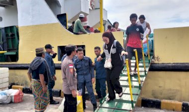Pengamanan-Kedatangan-Kapal-Penumpang-Oleh-Kp3-Laut-Reo-Di-Pelabuhan-Kelas-II-Reo