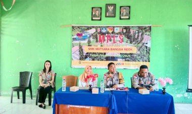 Bhabinkamtibmas-Sampaikan-Materi-Bahaya-NAPZA,-Judi-Online,-dan-Pornografi-pada-MPLS-Siswa-SMK-Mutiara-Bangsa-Reok