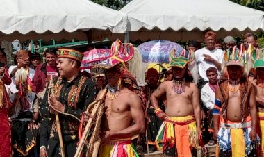 Kapolres-Manggarai-Hadiri-Acara-Adat-Wagal-Di-Kampung-Lukup-Bersama-Bupati-Dan-Unsur-Forkopimda