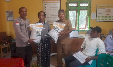 Bhabinkamtibmas-Dampingi-Penyaluran-Bantuan-demi-Tepat-Sasaran