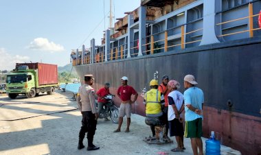 Aktifitas-Bongkar-Muat-Di-Pelabuhan-Laut-Kelas-II-Reo-Berjalan-Aman-Dan-Lancar