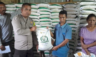 Bhabinkamtibmas-Kawal-Penyaluran-Bantuan-Beras-bagi-Warga