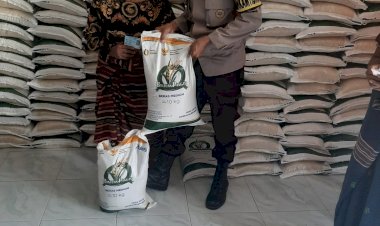 Bhabinkamtibmas-Aktif-Pantau-Penyaluran-Bantuan-Beras
