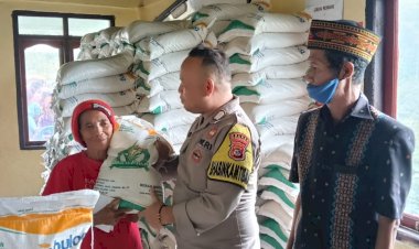 Wujud-Kepedulian,-Polisi-Dampingi-Penyaluran-Bantuan-Sosial