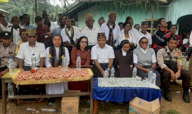 Ciptakan-Kamtibmas-Kondusif,-Bhabinkamtibmas-Reok-Barat-Amankan-Acara-Syukur-dan-Atraksi-Caci