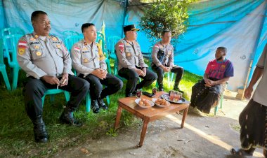 Kapolres-Manggarai-Melayat-Ke-Rumah-Duka-Orang-Tua-Anggota-Polri,-Tunjukkan-Rasa-Empati-Dan-Dukungan-Moril