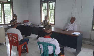 Bhabinkamtibmas-Sambangi-Kantor-Desa-Paralando-Dan-Sosialisasikan-Pesan-Kamtibmas