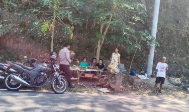 Peduli-UMKM,-Bhabinkamtibmas-Sambangi-Pedagang-Kecil-di-Wilayah-Binaan