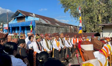 Kapolres-Manggarai-Bersama-Bupati-Menghadiri-Tradisi-Adat-Roko-Molas-Poco-di-Kampung-Beo-Pitak