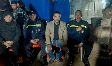 Sigap-dan-Humanis,-Bhabinkamtibmas-Kawal-Jalannya-Acara-Warga