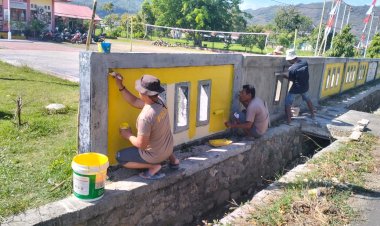 Semangat-Proklamasi,-Personel-Polsek-Reo-Bersihkan-Lingkungan-Mako