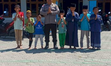 Pengamanan-Shalat-Jumat-di-Masjid-Besar-Nurul-Huda-Reo-oleh-Anggota-Polsek-Reo