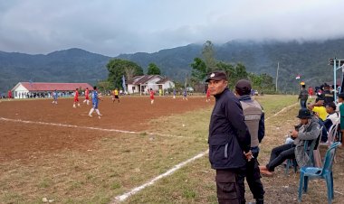 Sinergi-Bhabinkamtibmas-dengan-Masyarakat-dalam-Pengamanan-Laga-Sepak-Bola