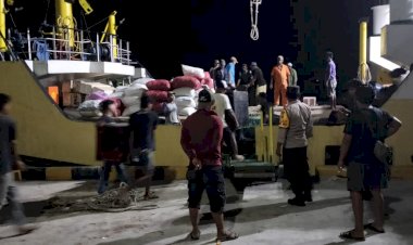 KP3-Laut-Reo-Pengamanan-Kapal-Penumpang-Perintis-KM.-MALOLI-di-Pelabuhan-Laut-Reo
