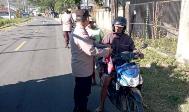Kapolsek-Reo-Pimpin-Pembagian-Bendera-Merah-Putih-Sambut-HUT-RI-ke-80