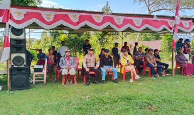 Bhabinkamtibmas-Amankan-Turnamen-Sepak-Bola-Antar-Dusun-HUT-RI-Ke---80-Dan-HUT-Desa-Pong-Murung-Ke---58