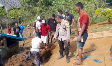 Bhabinkamtibmas-Dampingi-Warga-Perbaiki-Pipa-Air-yang-Dirusak-Oknum-di-Perbatasan-Desa-Buar-dan-Beo-Rahong
