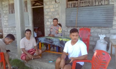 Bhabinkamtibmas-Satarmese-Barat-Laksanakan-Sambang-dan-Sosialisasi-Harkamtibmas-di-Desa-Satar-Lenda