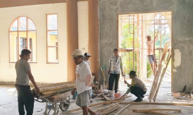 Kekompakan-Bhabinkamtibmas-Bersama-Warga-Gotong-Royong-Bakti-Religi-di-Gereja-St.-Stefanus-Iteng