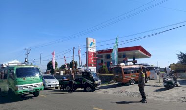 Bhabinkamtibmas-Bersama-Anggota-Lantas-Turun-Langsung-Pengamanan-dan-Pengaturan-Lalin-di-SPBU-Carep