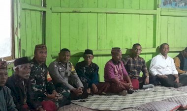Penghormatan-Terakhir:-Bhabinkamtibmas-Hadiri-Pemakaman-Tokoh-Adat-di-Wilayah-Binaannya
