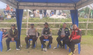 Kesiapsiagaan-Kapospol-dan-Bhabinkamtibmas-dalam-Menjaga-Keamanan-Pertandingan-Sepak-Bola-FX-CUP-I-2025