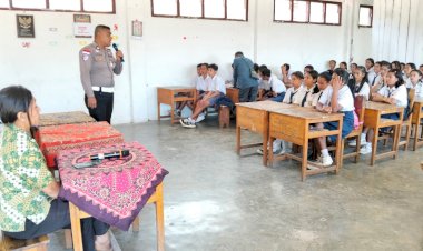 Sat-Lantas-Polres-Manggarai-Gelar-Police-Goes-To-School,-Tanamkan-Kesadaran-Tertib-Berlalu-Lintas-Sejak-Dini
