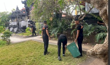 Polri-Hadir-di-Rumah-Ibadah:-Brimob-Polda-NTT-Gelar-Aksi-Bersih-Masjid-dan-Pura