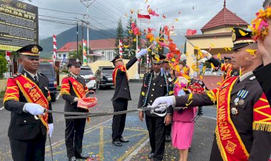 Kapolres-Manggarai-pimpin-Upacara-Wisuda-Purna-Bhakti-dan-Tradisi-Pedang-Pora-di-Polres-Manggarai