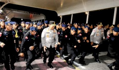Komodo-Timur-Brimobda-NTT-Dilepas-ke-Jakarta,-Kapolda-NTT-Bakar-Semangat-Pasukan-dengan-Tarian-Samato