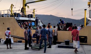 PENGAMANAN-KAPAL-KM.-MALOLI-DI-PELABUHAN-REO-BERJALAN-LANCAR,-SITUASI-TERKENDALI