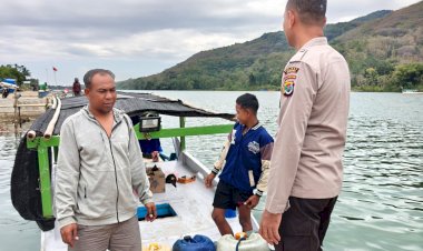 Satpolairud-Polres-Manggarai-Gelar-Sambang,-sampaikan-Himbauan-Kamtibmas-kepada-Warga-Nelayan-Pesisir-Wae-Pesi.